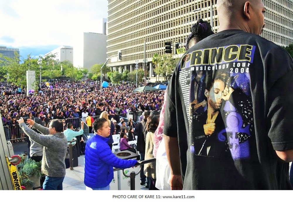 Thousands of Prince fans attend a tribute concert outside Los Angeles City Hall in Los Angeles, California on May 6, 2016. An estimated 5,000 formed a sea of purple and black listening to the sounds by various bands. One of his generation's most influential and prolific musicians, Prince died suddenly on April 21, 2016 at the age of 57 at his Paisley Park estate outside Minneapolis. / AFP / FREDERIC J. BROWN (Photo credit should read FREDERIC J. BROWN/AFP/Getty Images)